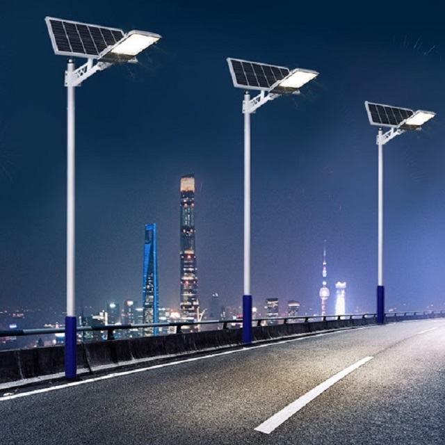 Đèn đường năng lượng mặt trời thường được lắp đặt tại các khu vực công cộng nhằm giảm bớt áp lực điện năng Đèn đường năng lượng mặt trời thường được lắp đặt tại các khu vực công cộng nhằm giảm bớt áp lực điện năng