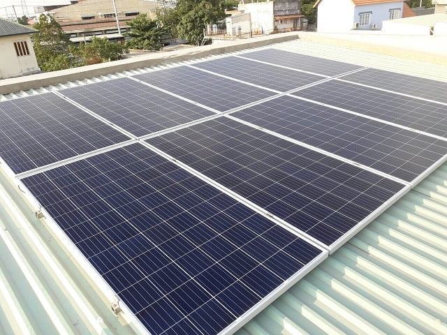Chọn hướng lắp đặt và thiết kế khung giàn vững chắc