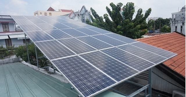 Để tấm pin có thời gian nạp ánh sáng trước khi đưa vào sử dụng