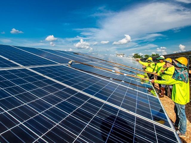 Sử dụng tấm pin năng lượng mặt trời giúp tiết kiệm điện