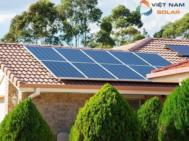 Vì sao nên lắp pin mặt trời trên mái ngói