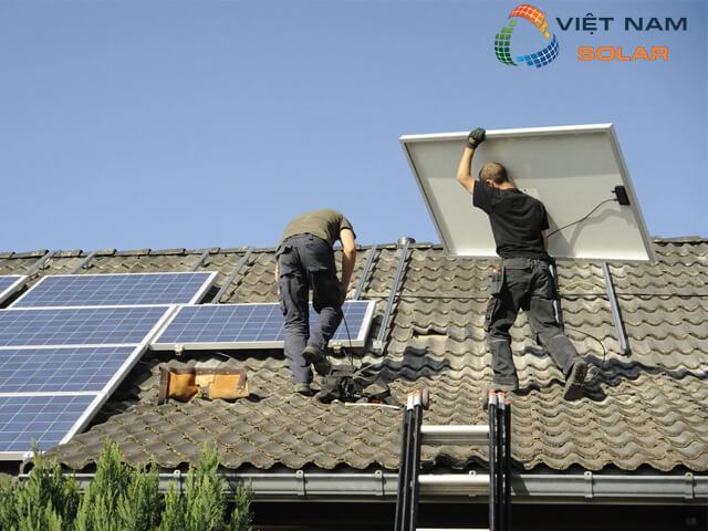 Có nên tự lắp pin mặt trời trên mái ngói không