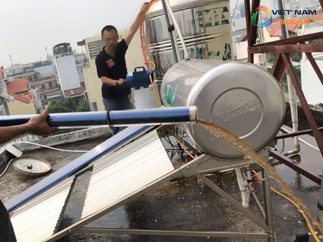 Vệ sinh máy nước nóng năng lượng mặt trời như thế nào