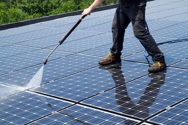 Các tấm pin mặt trời có bị hư hại do mưa không?