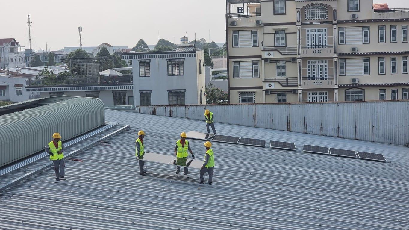 Tấm pin NLMT hỏng do giông bão thì có được bảo hành không?