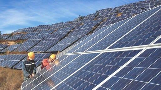 Hệ thống điện mặt trời hòa lưới bám tải không lưu trữ có khả năng truy xuất nguồn điện từ lưới điện công cộng không?