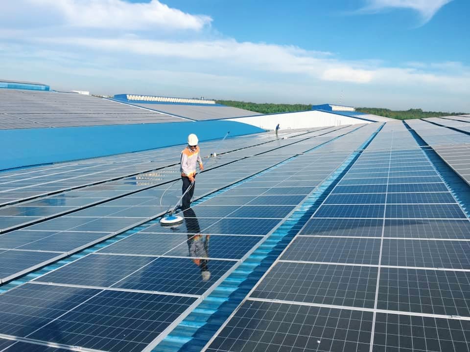 Hướng dẫn cách vệ sinh tấm pin năng lượng mặt trời chuẩn nhất
