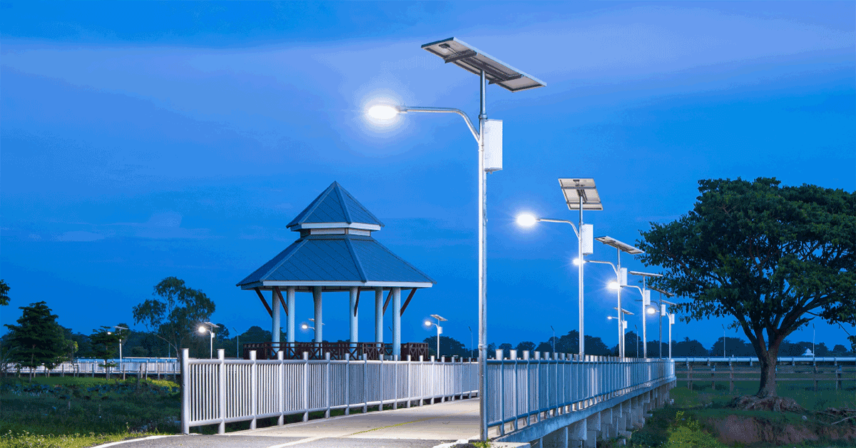 Đèn đường lắp đặt ở hai bên đường, nhưng tấm pin trực diện hoặc quay lại