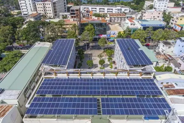 Các yếu tố cần xem xét trước khi lắp đặt hệ thống điện mặt trời trên sân thượng tòa nhà
