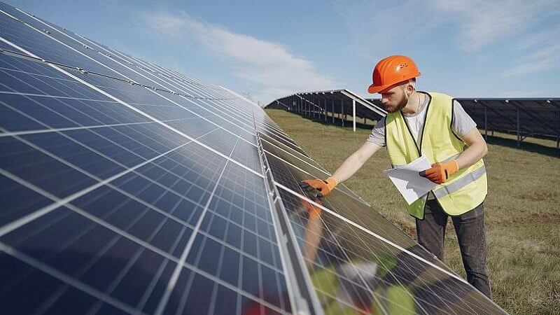Những lưu ý khi thực hiện công tác pin năng lượng mặt trời của nhà xưởng áp mái