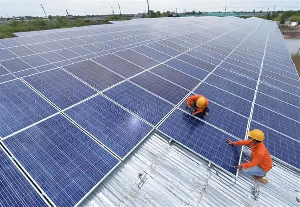 Quy trình kiểm định pin năng lượng mặt trời của nhà xưởng áp mái